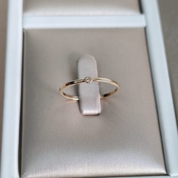 imagem Anel fino liso com 1 zircônia central banhado a ouro 18k