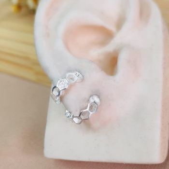 imagem Argola hexágono cravejada e lisa 11mm prata