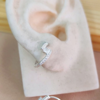 imagem Argola com zircônia quadrada cravejada Z 1,3cm prata