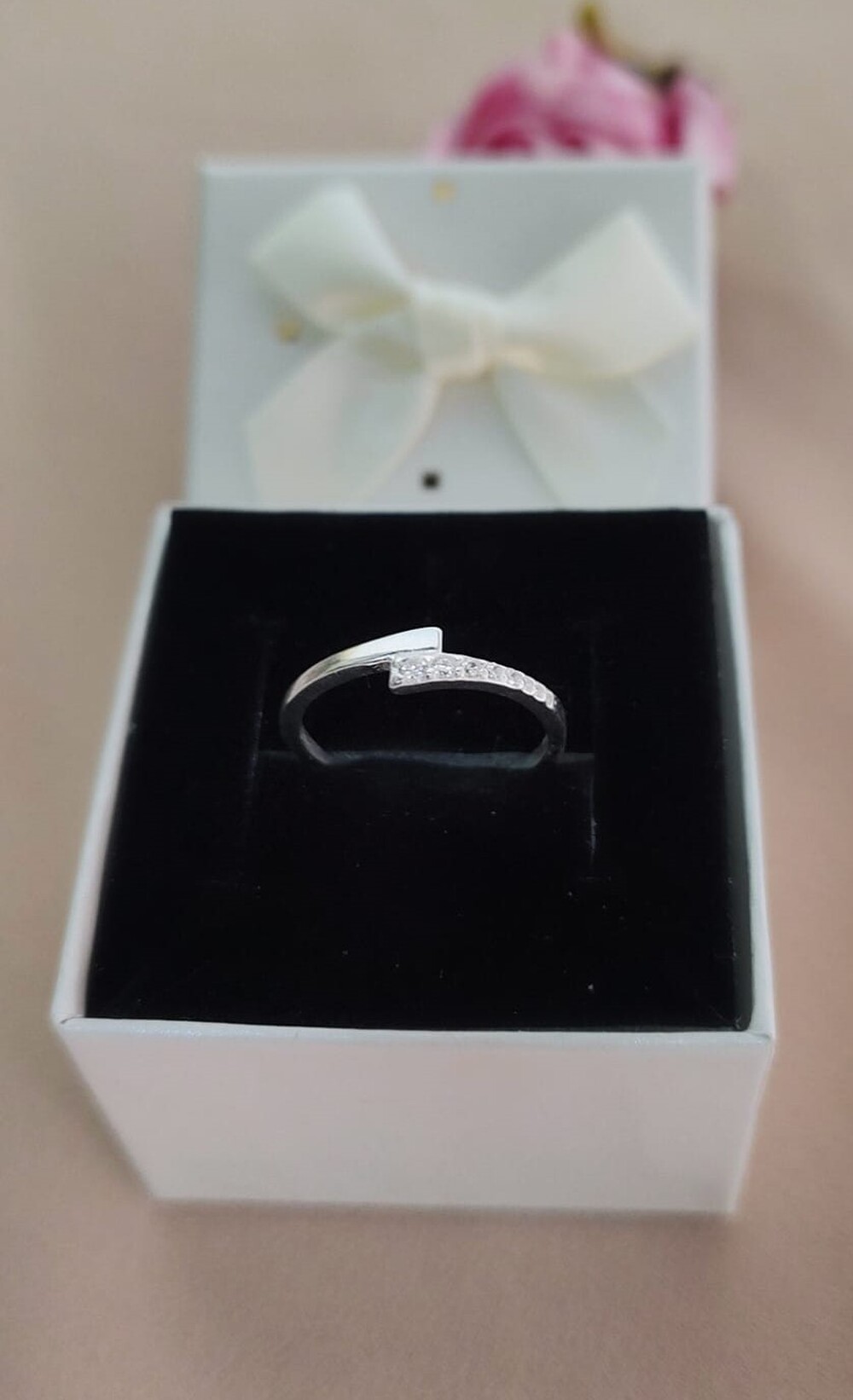 imagem Anel meio liso meio cravejado com zircônia prata 925